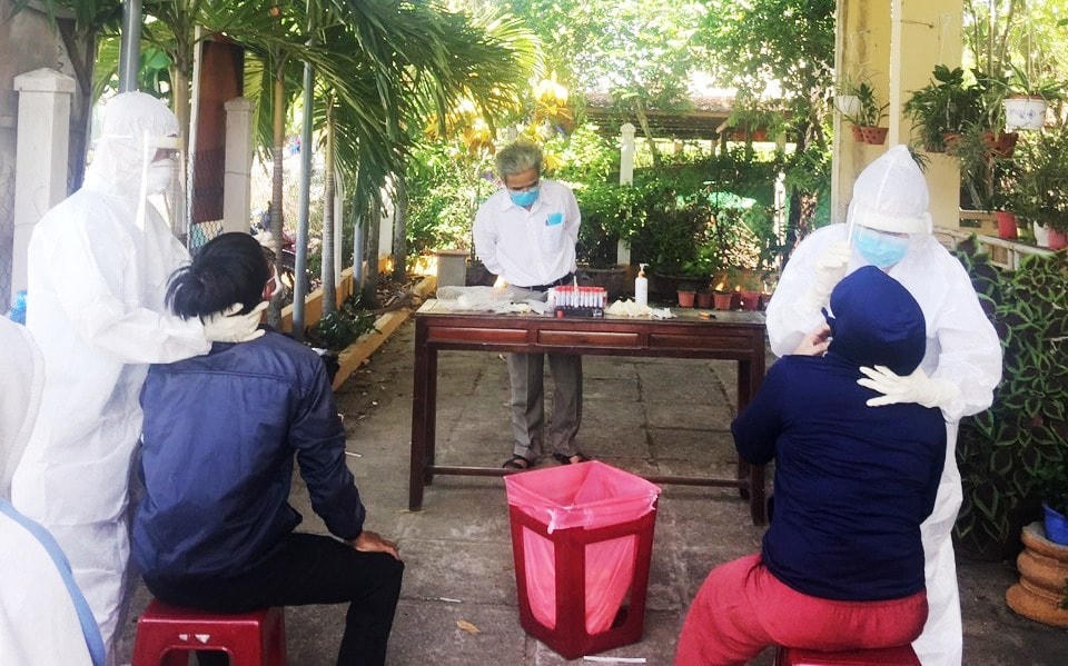 Lấy mẫu xét nghiệm SARS-CoV-2 cho người dân.