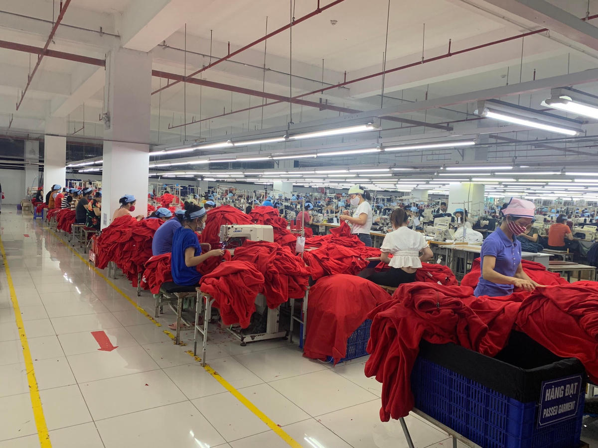 Công ty may Đáp Cầu hoạt động sản xuất trở lại đáp ứng các đơn hàng mới.