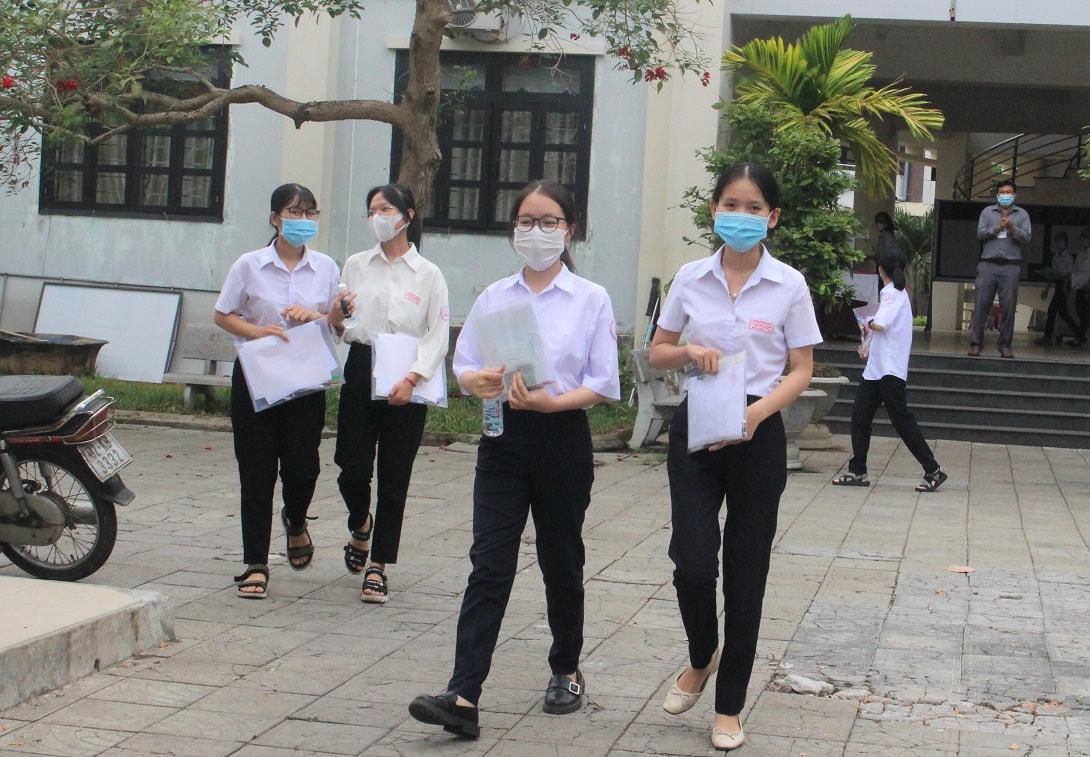 Các TS vui vẻ rời phòng thi sau khi kết thúc môn Ngữ văn.