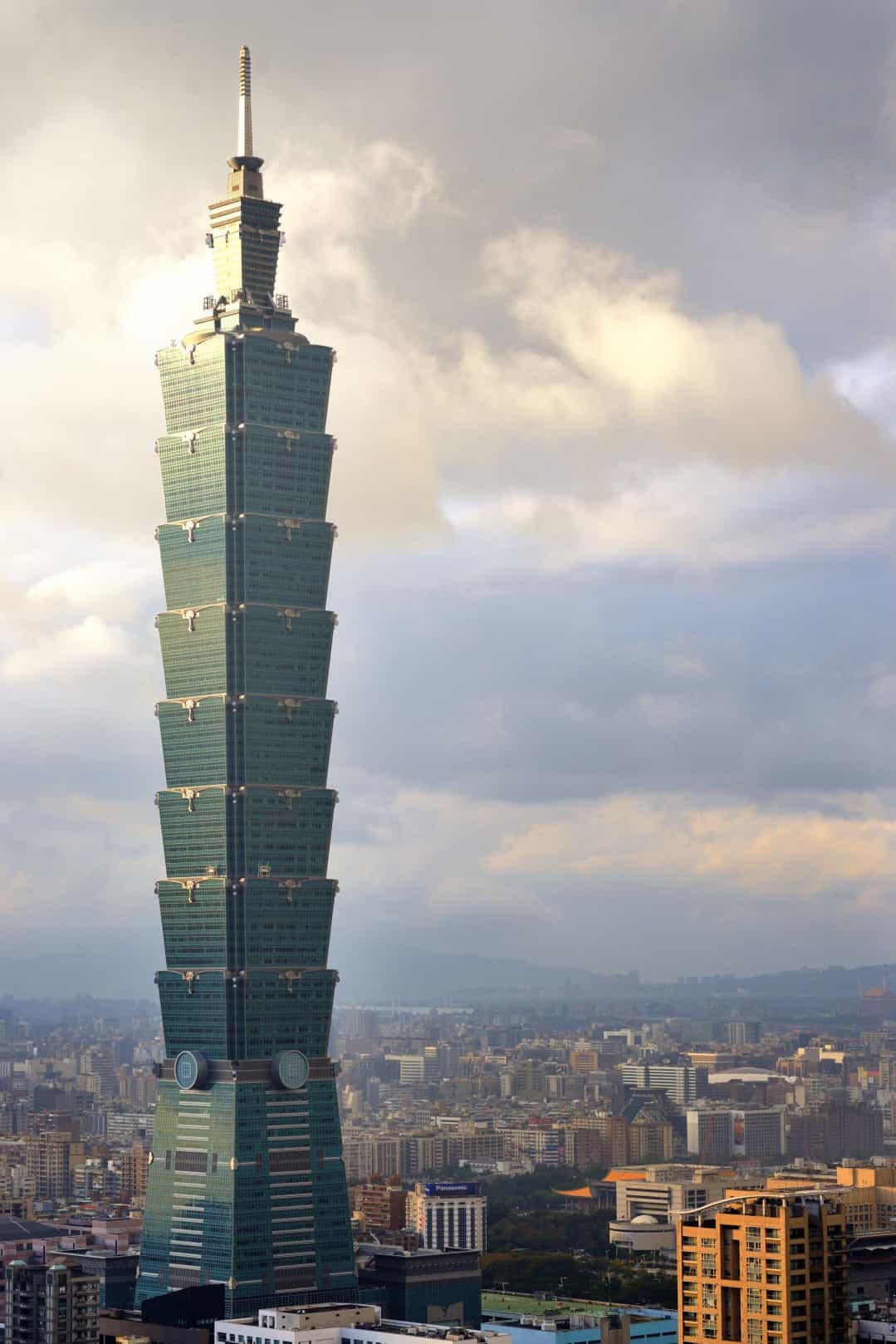 Tòa nhà chọc trời Taipei 101 này được khai trương tại Đài Bắc, Đài Loan vào năm 2004 và cao 509 m.  