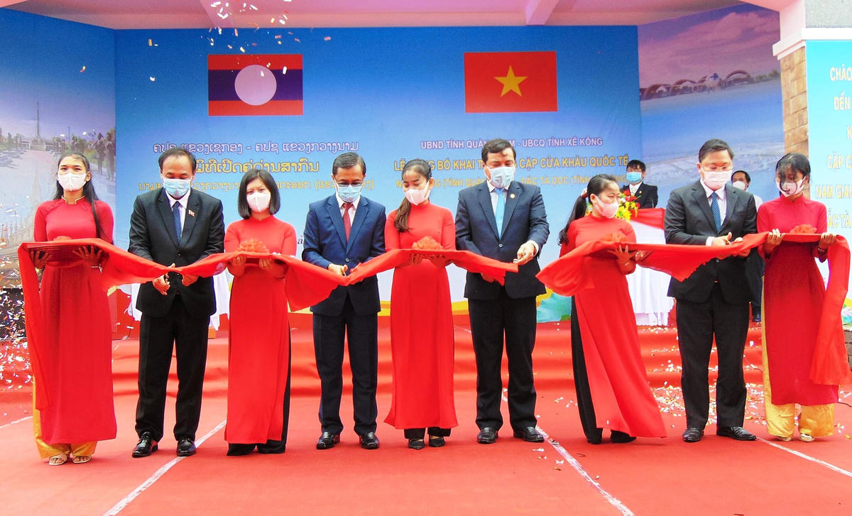 Các đại biểu cắt băng khai trương cặp Cửa khẩu quốc tế Nam Giang- Đắc Tà Oọc.