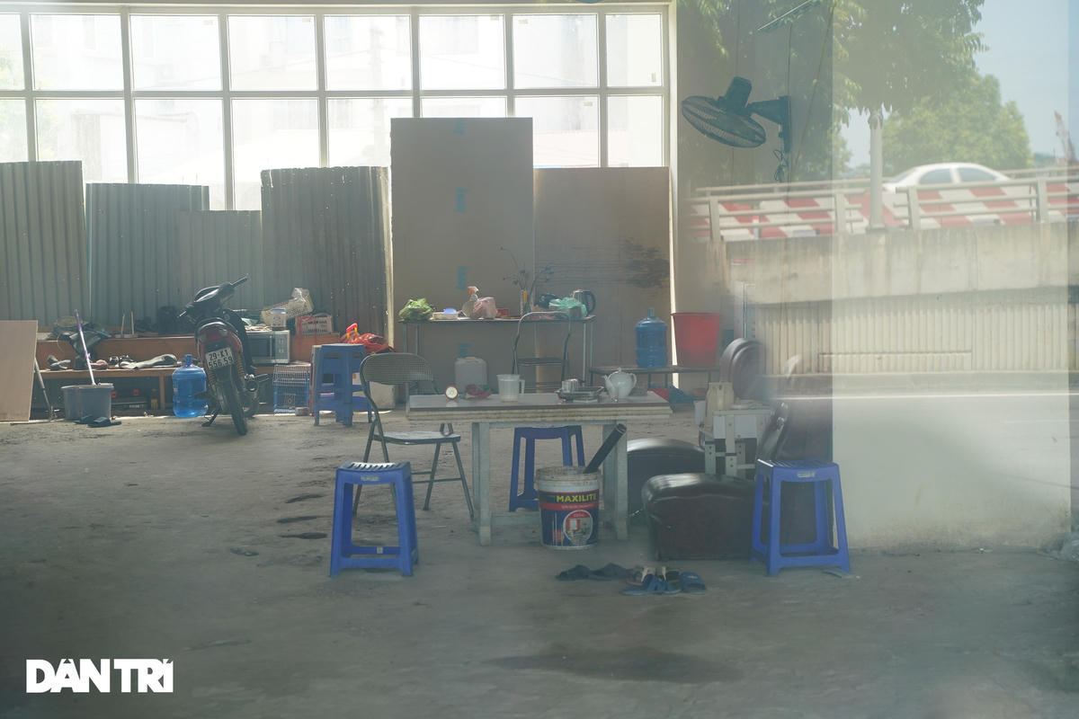 Sảnh tầng 1 được tận dụng cho công nhân các công trình xung quanh thuê ở trọ và chứa đồ.