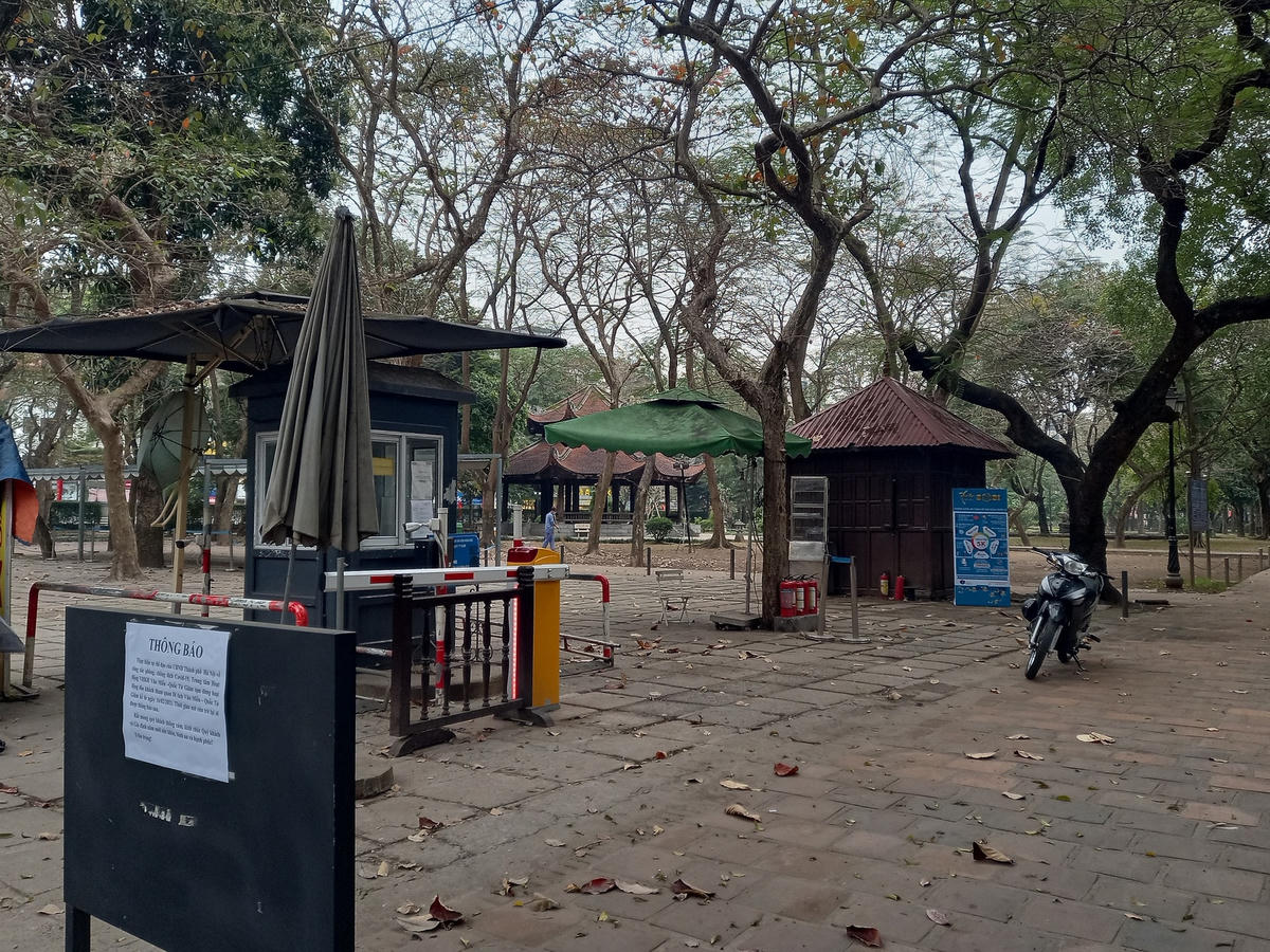 Bãi gửi xe của Văn Miếu Quốc Tử Giám không đón khách.