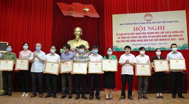 Ủy ban MTTQ tỉnh tặng bằng khen của Ủy ban MTTQ tỉnh cho 35 tập thể và 46 cá nhân vì đã có thành tích xuất sắc trong công tác bầu cử đại biểu Quốc hội khóa XV và đại biểu HĐND các cấp, nhiệm kỳ 2021-2026.