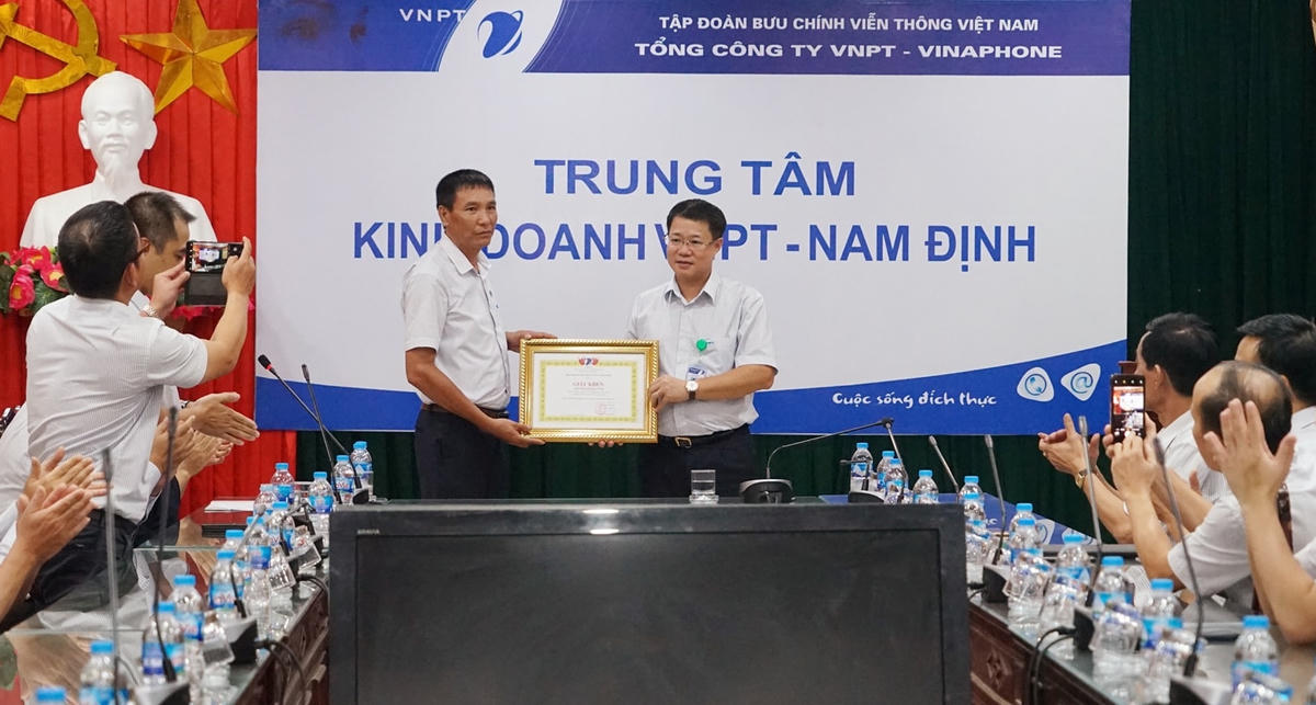 Ông Nguyễn Trường Giang, Quyền TGĐ VinaPhone trao tặng Giấy khen của Tổng Công ty cho anh Phạm Quang Thiện.