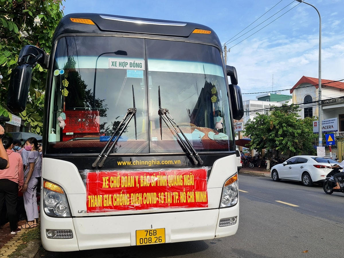 Đoàn y bác sĩ Quảng Ngãi đi bằng xe vào TP HCM.