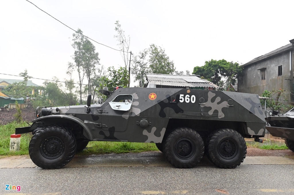 Chiếc xe mang số hiệu 560 thuộc dòng bọc thép BTR152. Xe có gầm cao để di chuyển qua các địa hình gồ ghề hoặc điểm ngập úng với mực nước thấp.