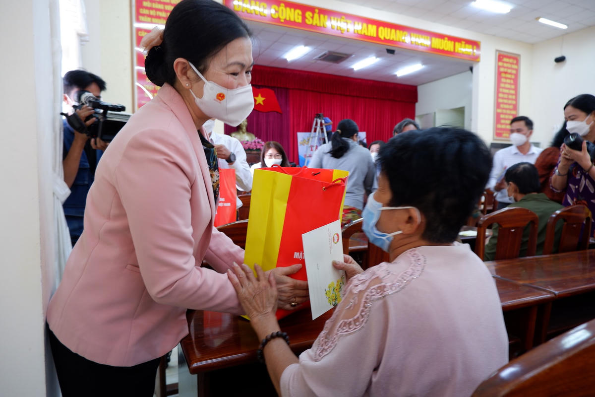 Phó Chủ tịch Trương Thị Ngọc Ánh thăm hỏi, động viên và trao quà cho các hộ gia đình có hoàn cảnh khó khăn.
