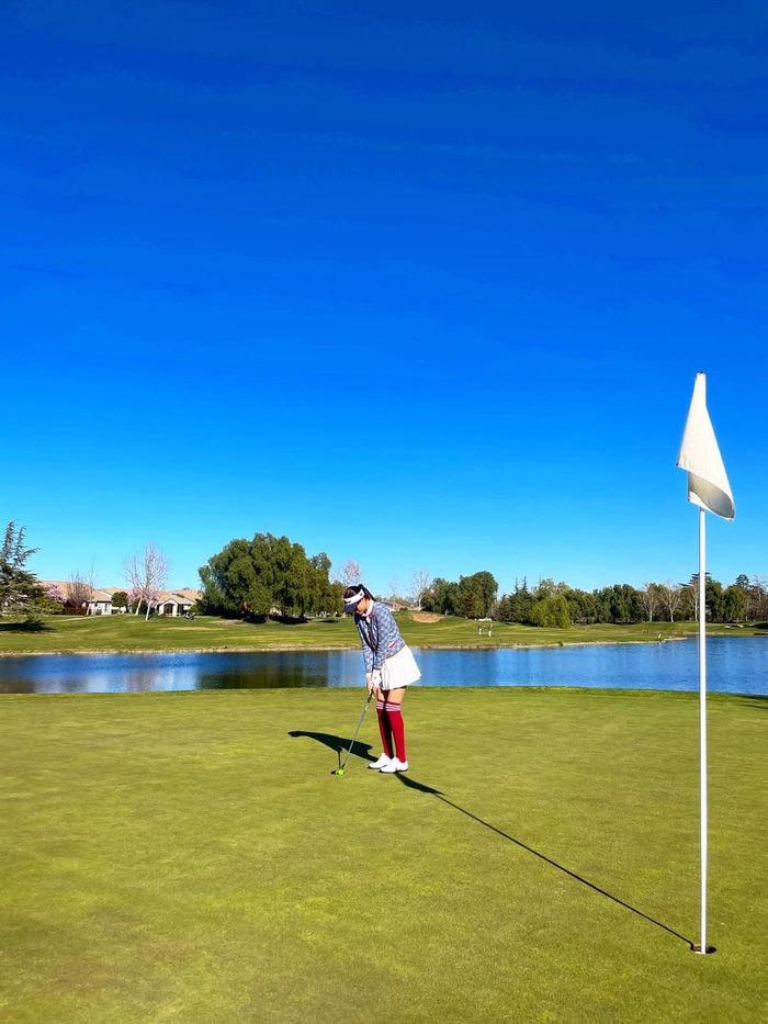 Phạm Hương gây chú ý khi tung loạt ảnh ra sân golf ở xứ cờ hoa, nàng Hậu gây chú ý khi dát hàng hiệu từ trên xuống dưới tôn rõ vóc dáng 3 vòng dù mới lâm bồn lần 2.