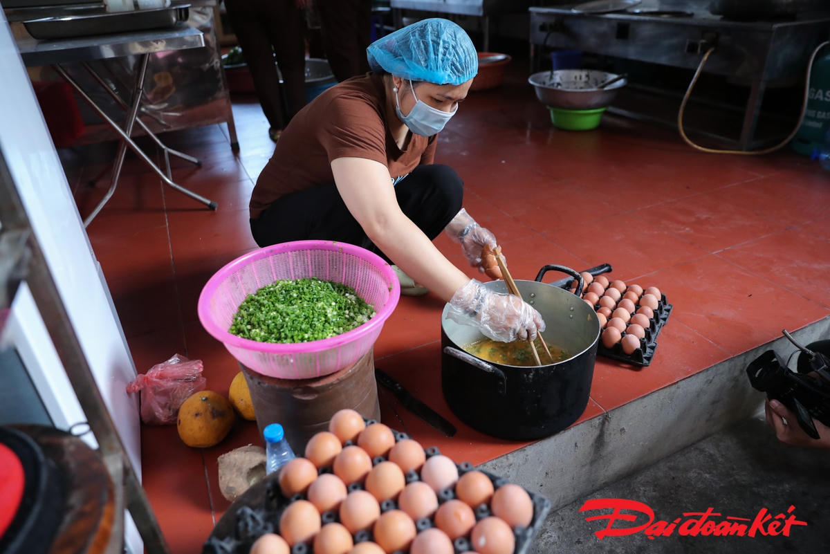 [ẢNH] Phật tử chùa Đống - Phúc Long Tự nấu cơm tặng người cách ly ở Bệnh viện K - Ảnh 9