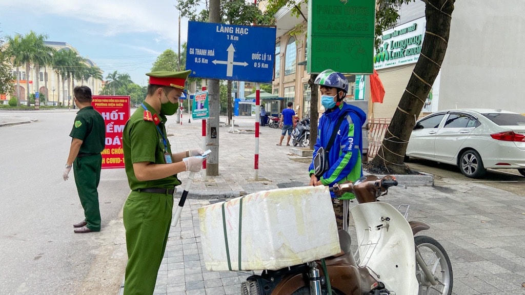 Người dân di chuyển vào 4 khung giờ mà UBND TP vừa ban bố sẽ không cần xuất trình giấy tờ khi đi qua chốt.