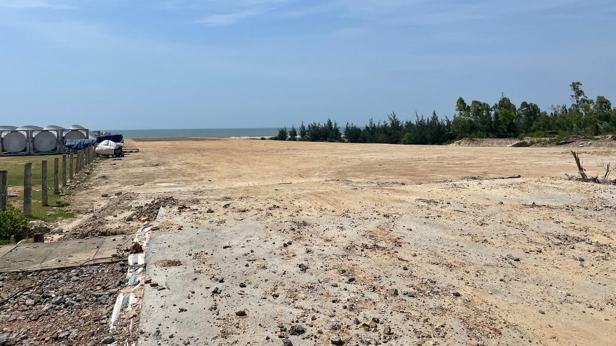 Mặc dù chưa hoàn thiện các thủ tục về đánh giá tác động môi trường nhưng Công ty TNHH Sản xuất bột cá Hòn La đã san gạt mặt bằng thi công nhà máy.