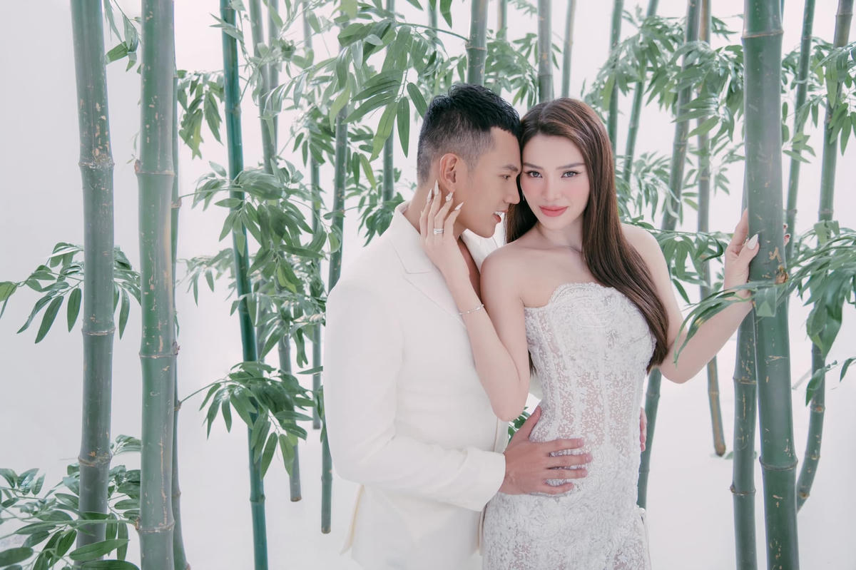 Cặp đôi Lý Bình và Phương Trinh Jolie có gần 3 năm tìm hiểu, cả 2 luôn dành cho nhau những cử chỉ thân mật. 