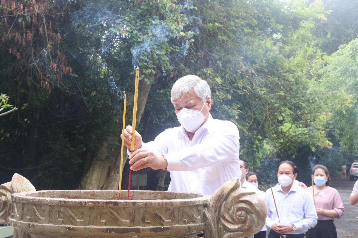Chủ tịch Đỗ Văn Chiến dâng hương tưởng niệm các anh hùng liệt sĩ tại phân khu căn cứ Mặt trận dân tộc giải phóng miền Nam Việt Nam. 
