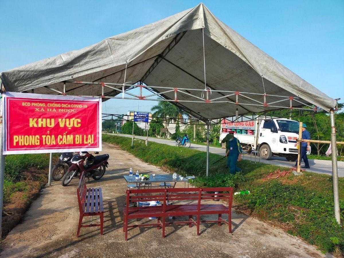 Sau khi ghi nhận 4F0 tại xã Hà Ngọc, Chủ tịch UBND huyện Hà Trung đã tiến hành phong tỏa xã có gần 4.000 dân.
