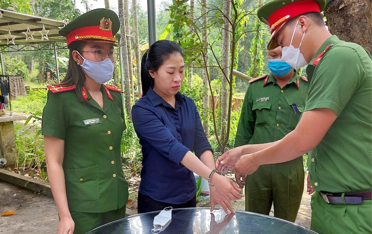 Lực lượng Công an đọc quyết định bắt đối tượng Bùi Thị Tuyết Trang.