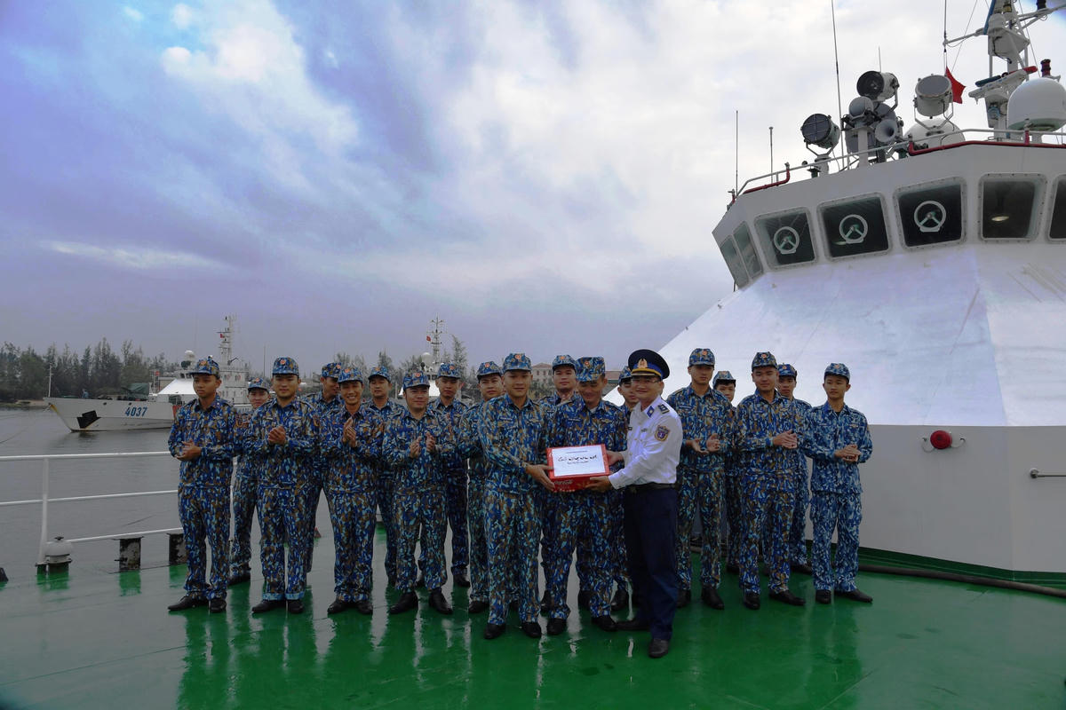 Trung tá Phạm Nguyễn Phú, Hải đội trưởng Hải đội 212 tặng quà các tàu đi làm nhiệm vụ.