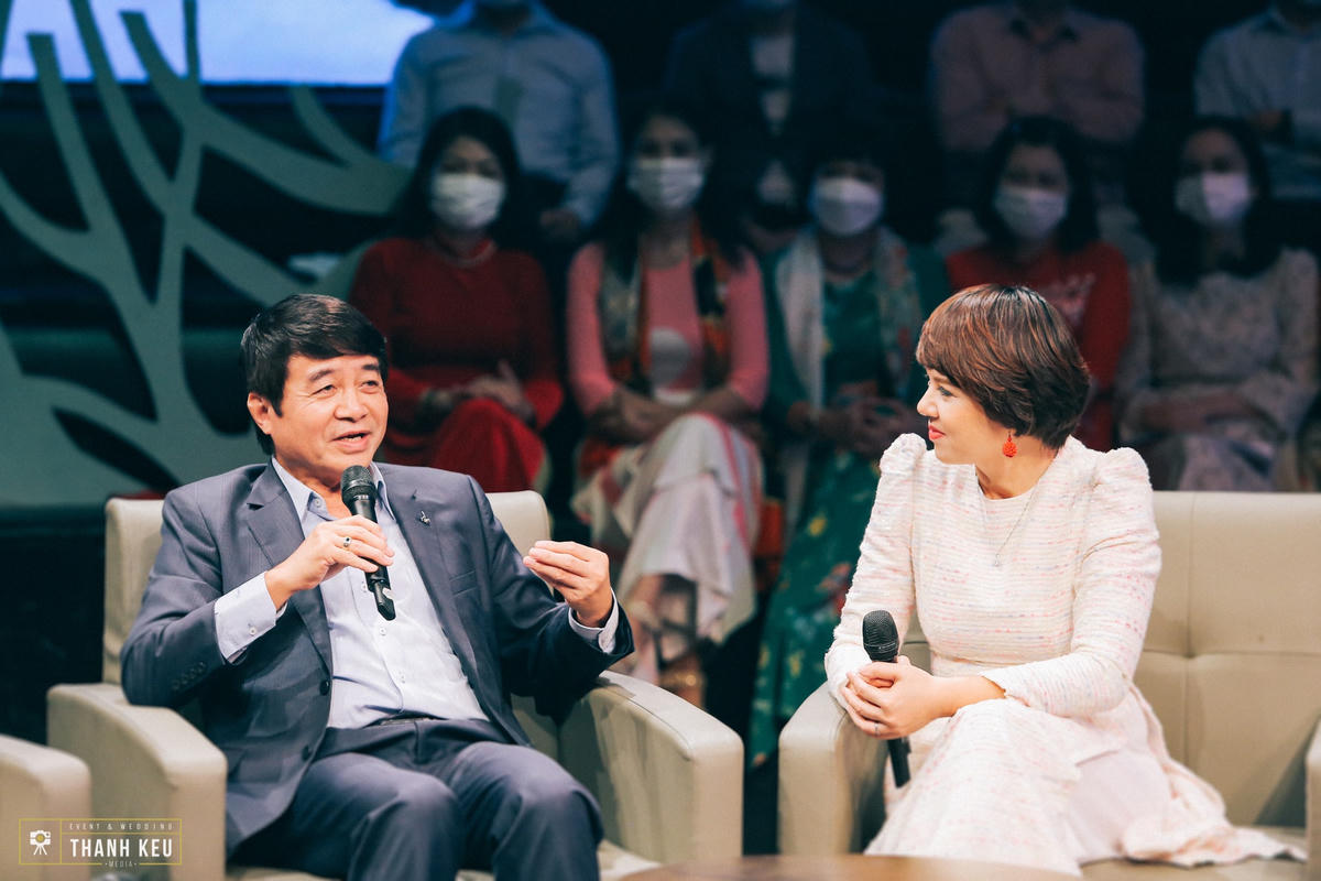 Thượng tướng Võ Văn Tuấn và MC Diễm Quỳnh.