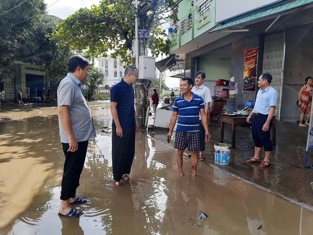 Ông Phạm Đại Dương, Bí thư Tỉnh ủy, Chủ tịch UBND tỉnh Phú Yên và ông Trần Hữu Thế, Phó Chủ tịch UBND tỉnh Phú Yên thăm hỏi người dân sau mưa bão tại thị trấn La Hai, huyện Đông Xuân.