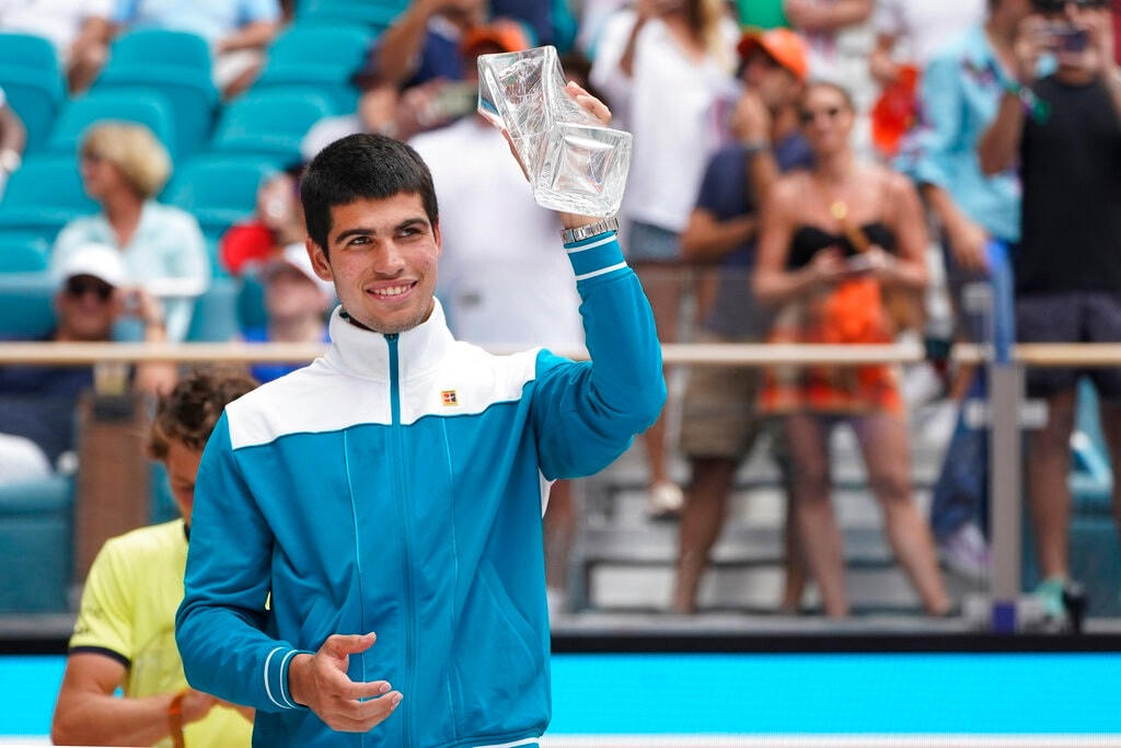 Carlos Alcaraz lên ngôi vô địch Miami Open 2022 đầy thuyết phục (Ảnh: AP).