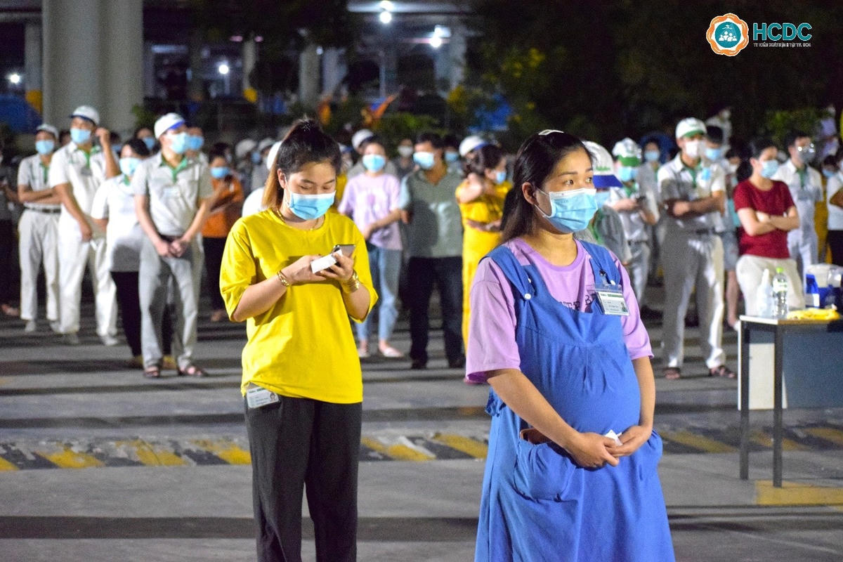 Lấy mẫu xét nghiệm cho công nhân Công ty Nidec Sankyo, Khu công nghệ cao TP HCM. Nguồn: HCDC.