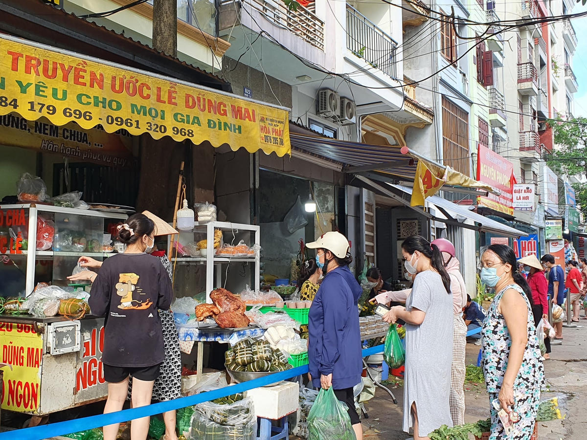 Các khu vực tập trung đông người dân nhất trong ngày này là sạp hoa quả, khu vực bán đồ cúng cho ngày rằm.