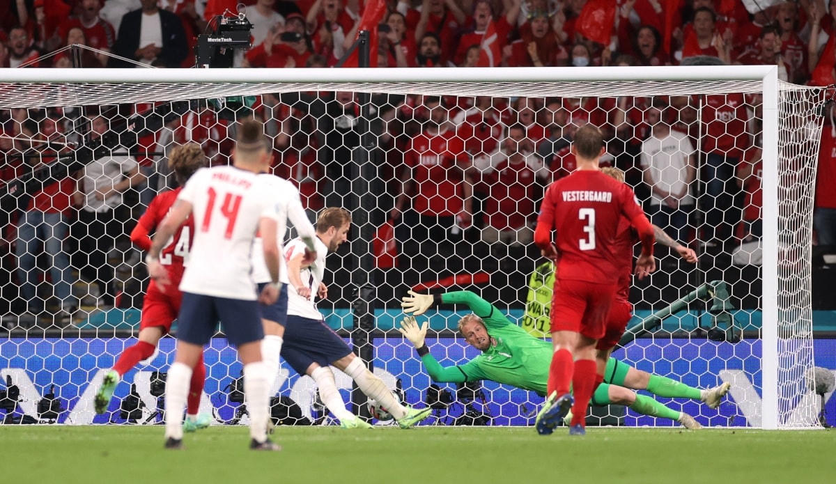 Harry Kane cần tới 2 cú sút mới ghi được bàn thắng thứ tư tại EURO lần này.