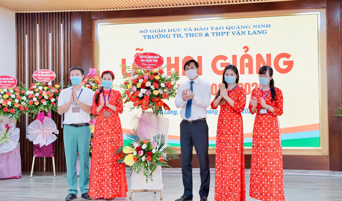 Ông Nguyễn Tường Văn, Phó Bí thư Tỉnh ủy, Chủ tịch UBND tỉnh Quảng Ninh tới dự ngày khai giảng tại Trường TH, THCS, THPT Văn Lang.