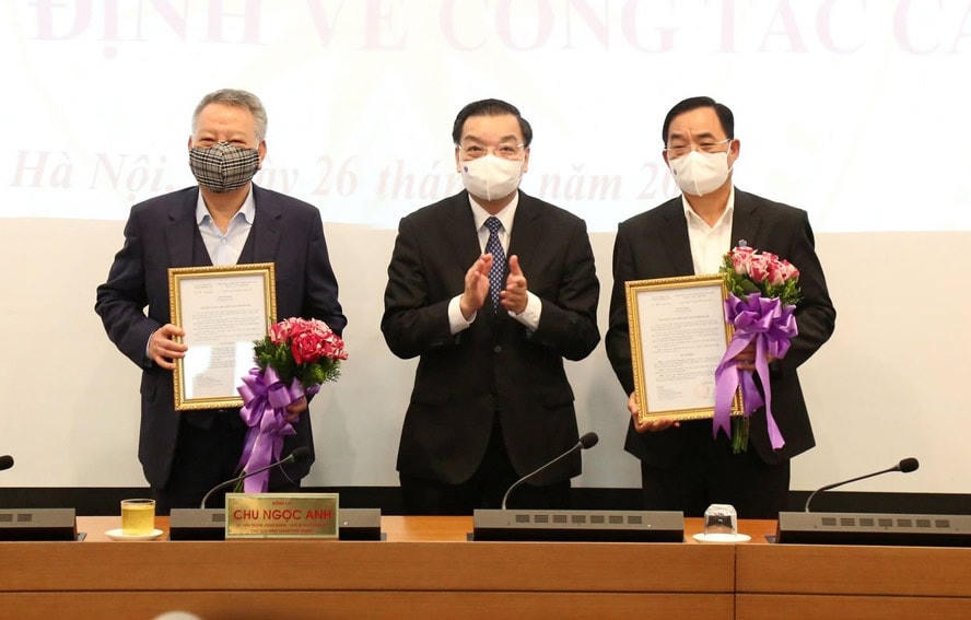 Chủ tịch UBND thành phố Hà Nội Chu Ngọc Anh trao quyết định cho ông Tô Văn Động và ông Nguyễn Khắc Hiền.  