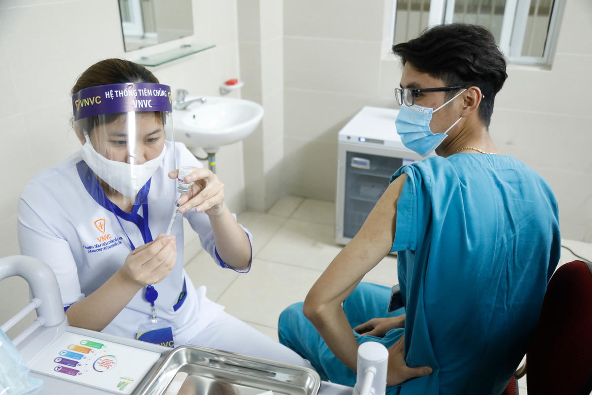 Tiêm chủng vaccine phòng Covid-19 cho nhân viên y tế. Ảnh: Quang Vinh.
