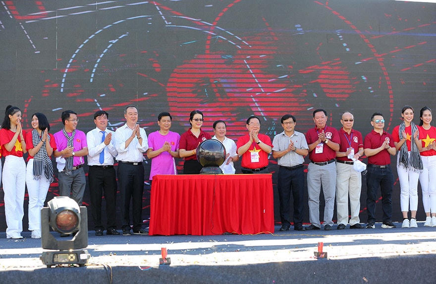 : Đại diện lãnh đạo Agribank cùng các đại biểu, khách mời chứng kiến ra mắt ứng dụng thể thao Agribank Sports
