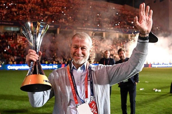 Ông chủ Abramovich quyết định từ bỏ quyền quản lý Chelsea.