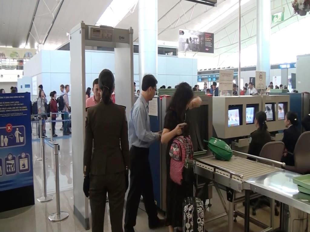 Khu vực soi chiếu trước khi lên máy bay.