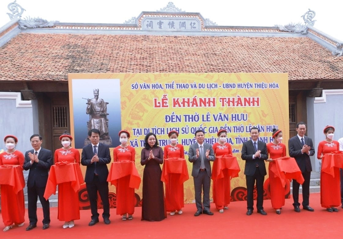Các đại biểu cắt băng khánh thành Đền thờ nhà sử học Lê Văn Hưu.