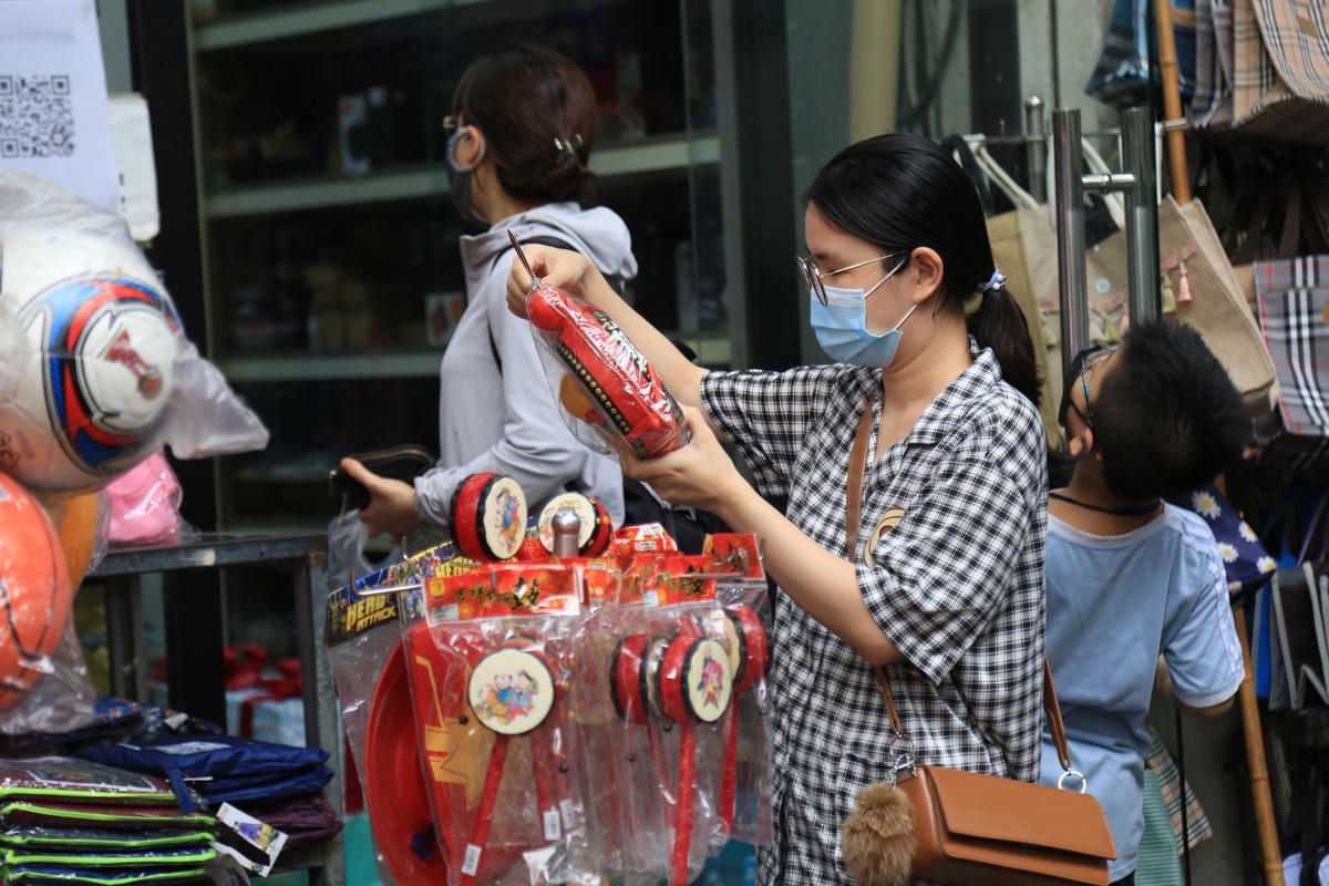 Chị Huyền chọn thêm trống cho con trai nhân ngày lễ cổ truyền.