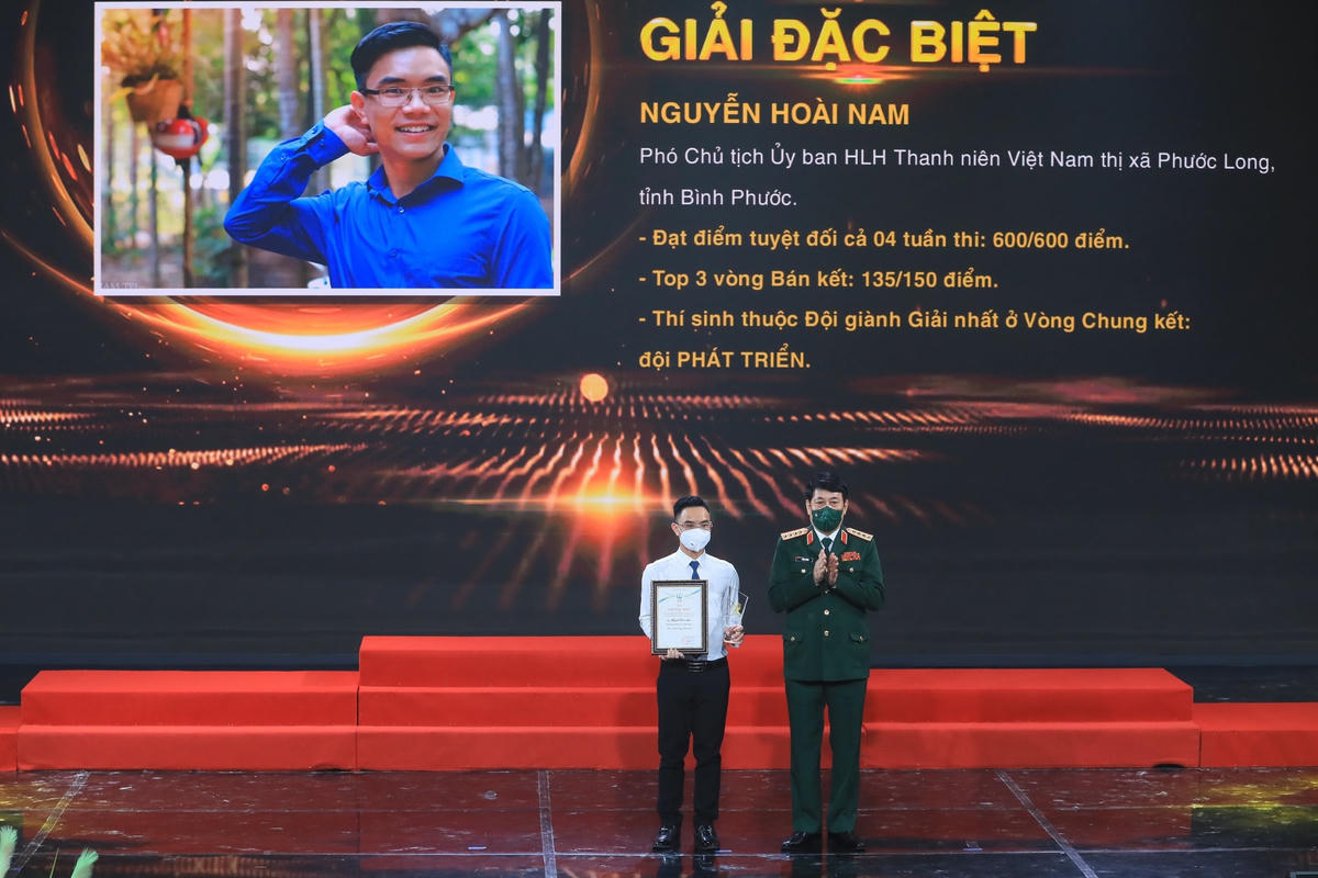 Đại tướng Lương Cường trao giải đặc biệt cho thí sinh đoạt giải.