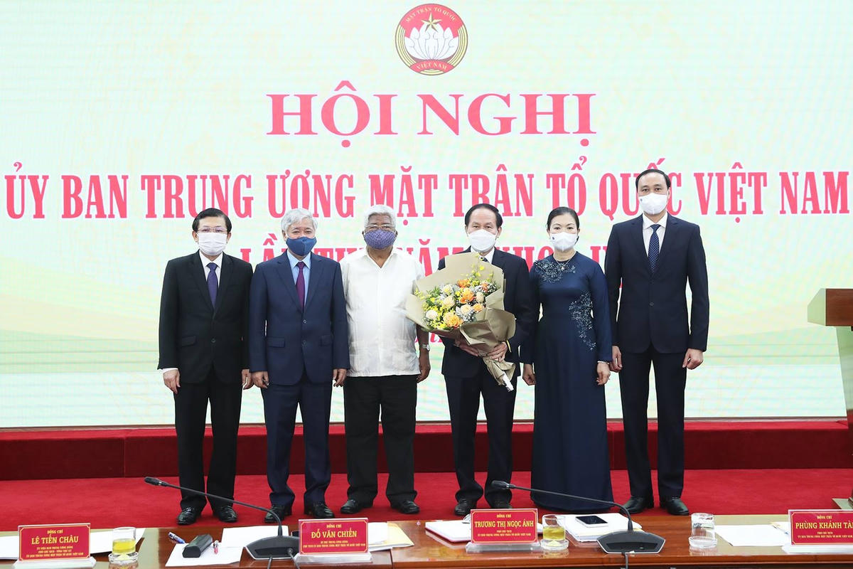 Bí thư Trung ương Đảng, Chủ tịch UBTƯ MTTQ Việt Nam Đỗ Văn Chiến, Ban Thường trực và nguyên Chủ tịch UBTƯ MTTQ Việt Nam Phạm Thế Duyệt chúc mừng Phó Chủ tịch - Tổng Thư ký Lê Tiến Châu. Ảnh: Quang Vinh.