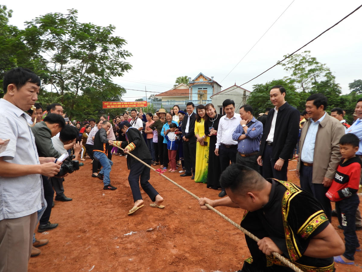 Trò chơi kéo co dân gian rất sôi nổi.