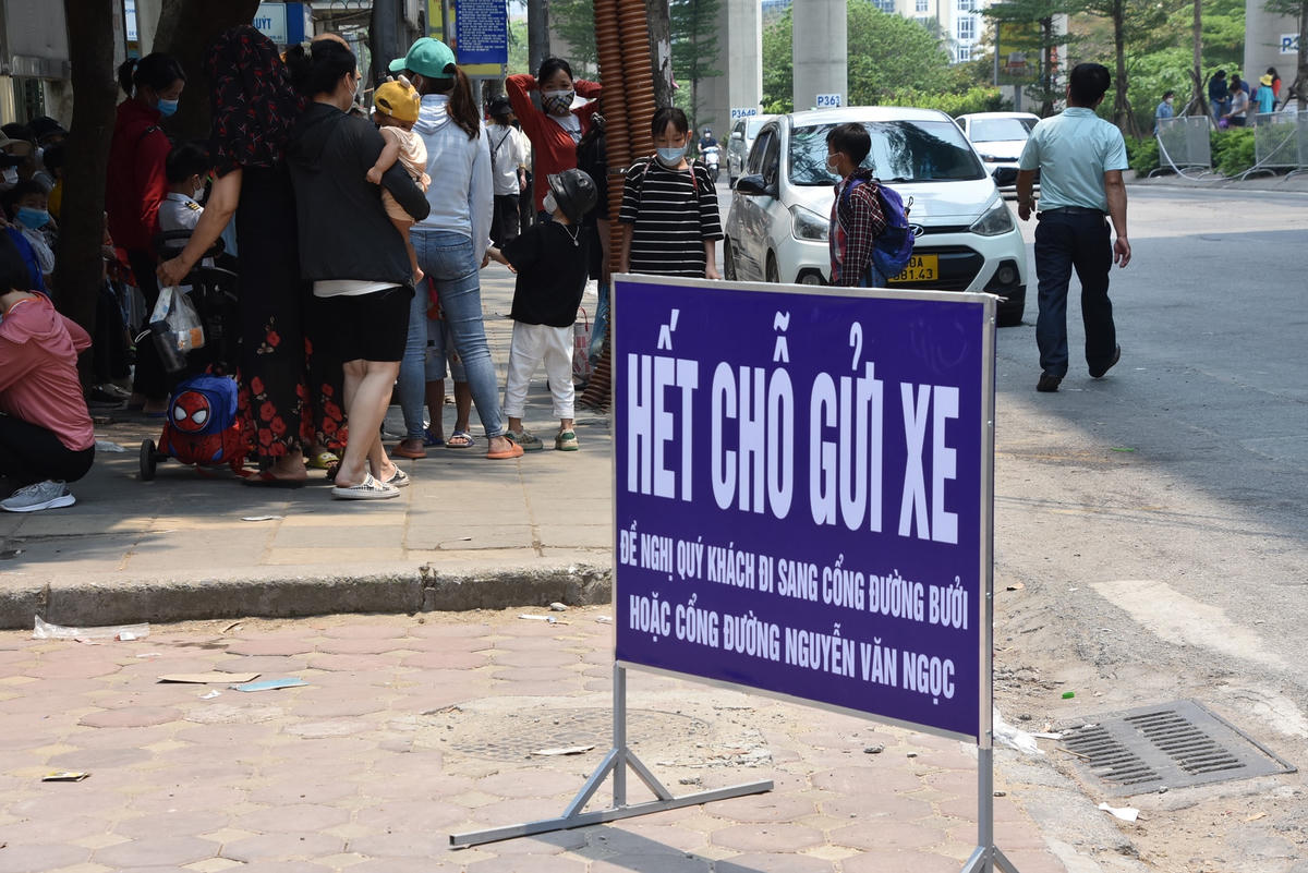 Khu vực để xe đã hết chỗ từ sớm...