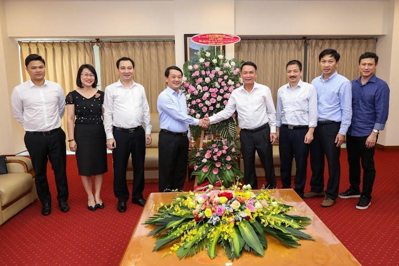 Phó Chủ tịch - Tổng Thư ký Hầu A Lềnh thăm, chúc mừng Thông tấn xã Việt Nam. (Ảnh: Quang Vinh).