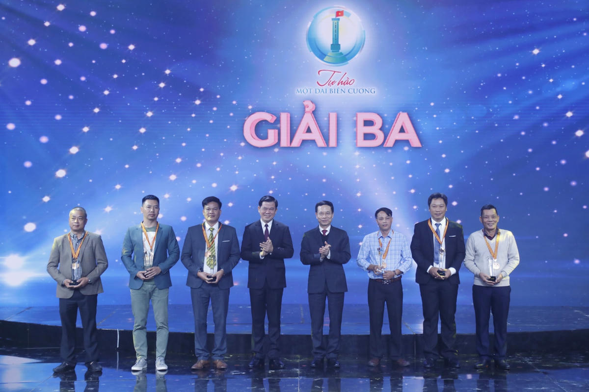 Các tác giả đạt giải Ba tại Lễ trao giải.