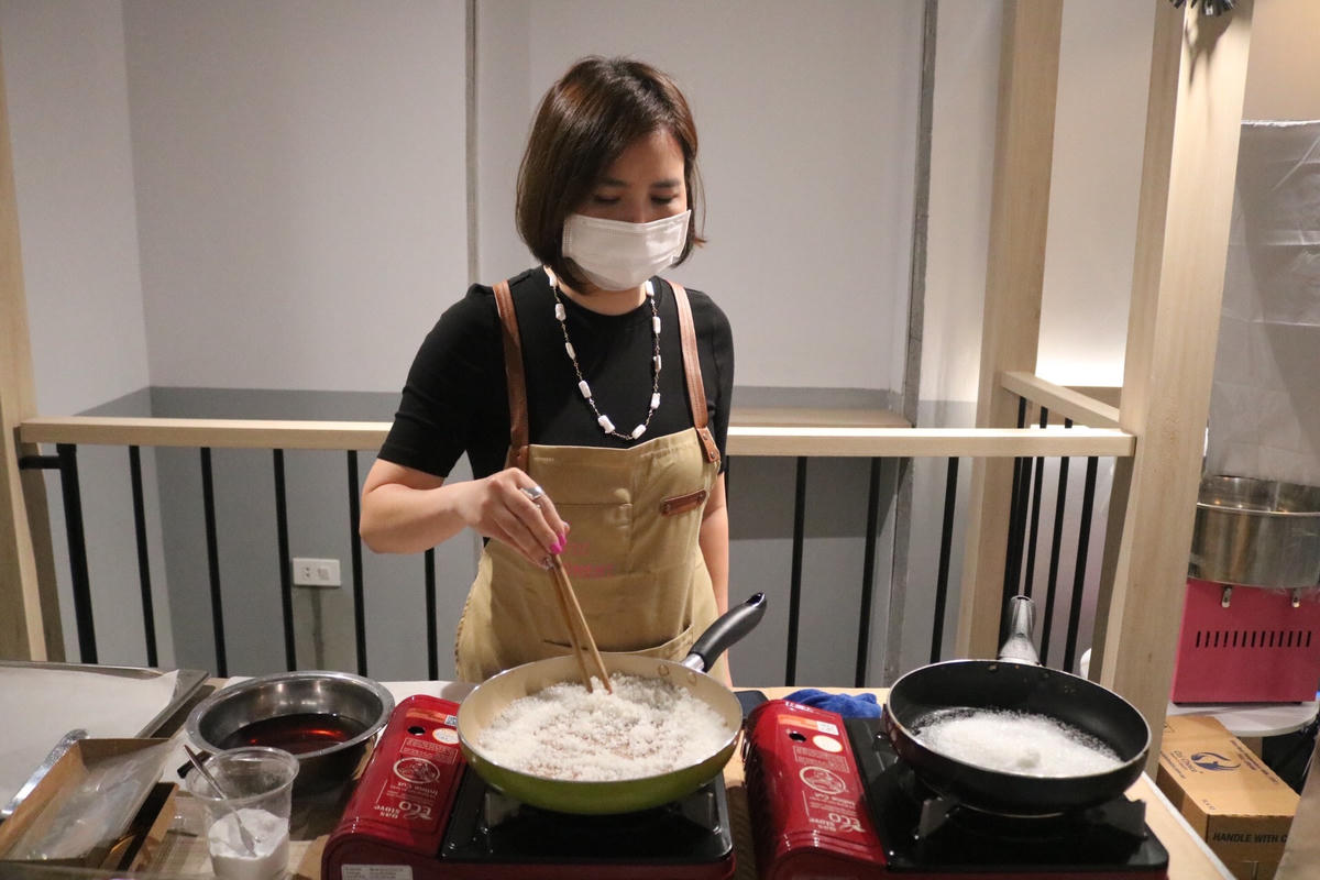 Chị Vân là một trong 3 đầu bếp tự tay tạo ra sản phẩm ngay tại quầy phục vụ. 