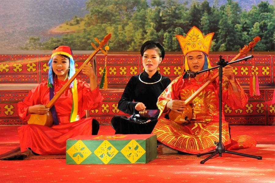 Trình diễn hát then.