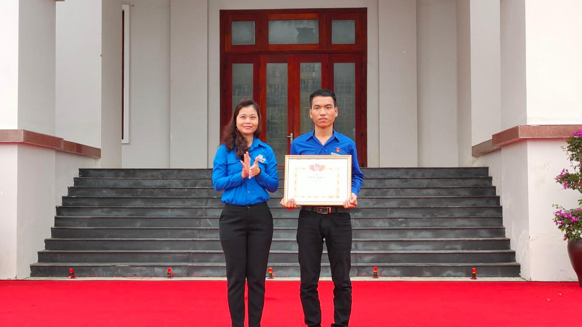 Lãnh đạo Tỉnh đoàn Quảng Nam trao tặng Giấy khen cho anh Trần Văn Tròn.