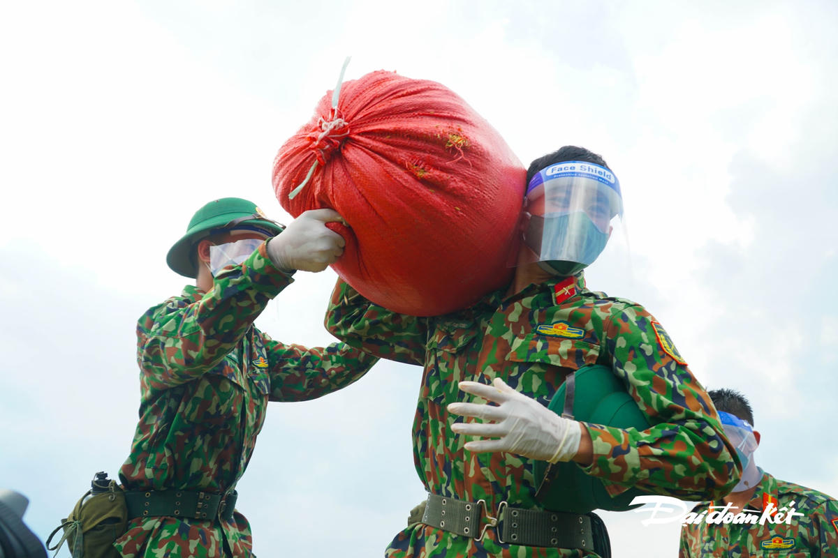 Khi người dân còn đang lo lắng về việc không tìm được công để vác lúa, thì lực lượng quân đội đã có mặt kịp thời để hỗ trợ bà con.