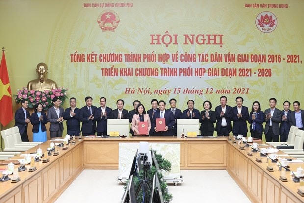 Thủ tướng Phạm Minh Chính và Bí thư Trung ương Đảng, Trưởng ban Dân vận Trung ương Bùi Thị Minh Hoài ký kết Chương trình phối hợp giai đoạn 2021-2026. (Ảnh: Dương Giang/TTXVN).