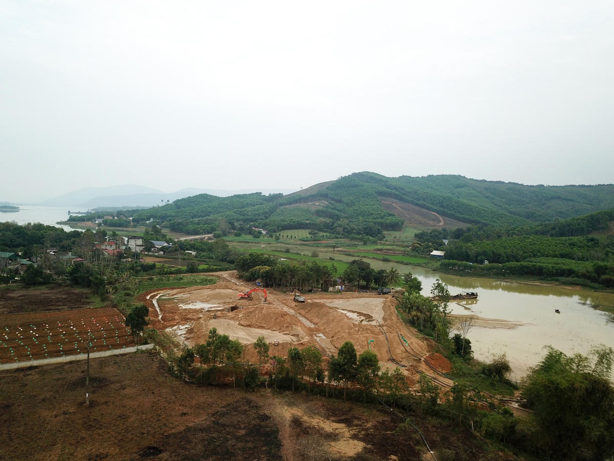 Bãi tập kết cát của DN Hùng Hai nằm giữa khu dân cư xã Thanh Tân.