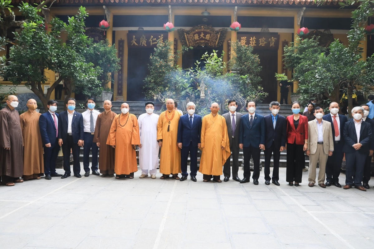 Bí thư Trung ương Đảng, Chủ tịch UBTƯ MTTQ Việt Nam Đỗ Văn Chiến chụp ảnh lưu niệm cùng Giáo hội Phật giáo Việt Nam.