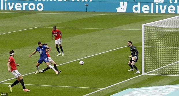 Giroud mở tỷ số cho Chelsea trước Manchester United.