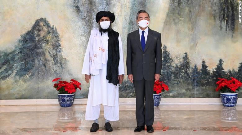 Mullah Abdul Ghani Baradar, đồng sáng lập Taliban (trái) và Ngoại trưởng Trung Quốc Vương Nghị tại Trung Quốc ngày 28/7/2021. Ảnh: AP